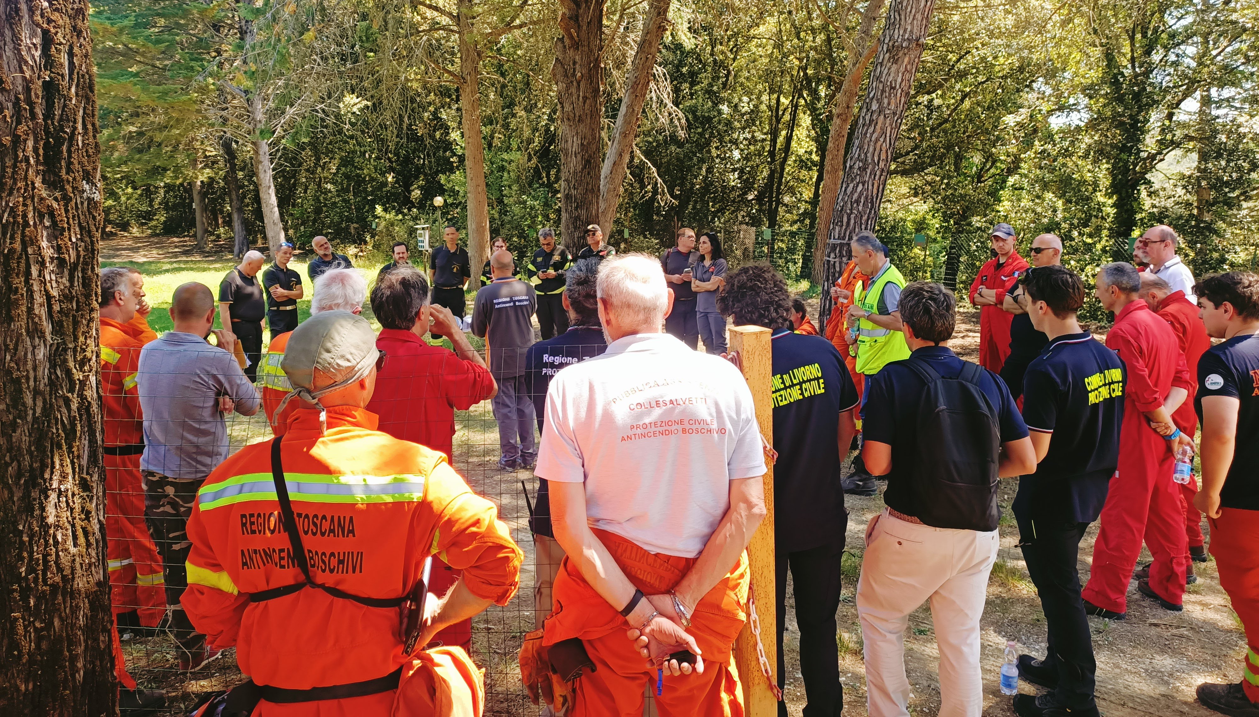 Protezione civile gruppo di persone della protezione civile messe in cerchio per un breafing