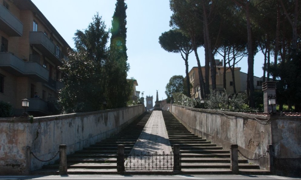 Monumento-ai-Caduti-Collesalvetti-Livorno monumento ai caduti di collesalvetti costituito da una scalinata con un obelisco