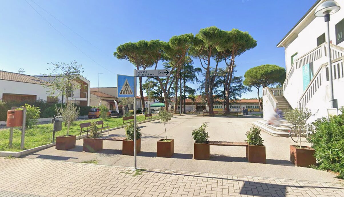 piazza macchi piazza macchi zona pedonale con panchine ai lati