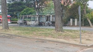bus in fiamme via roma